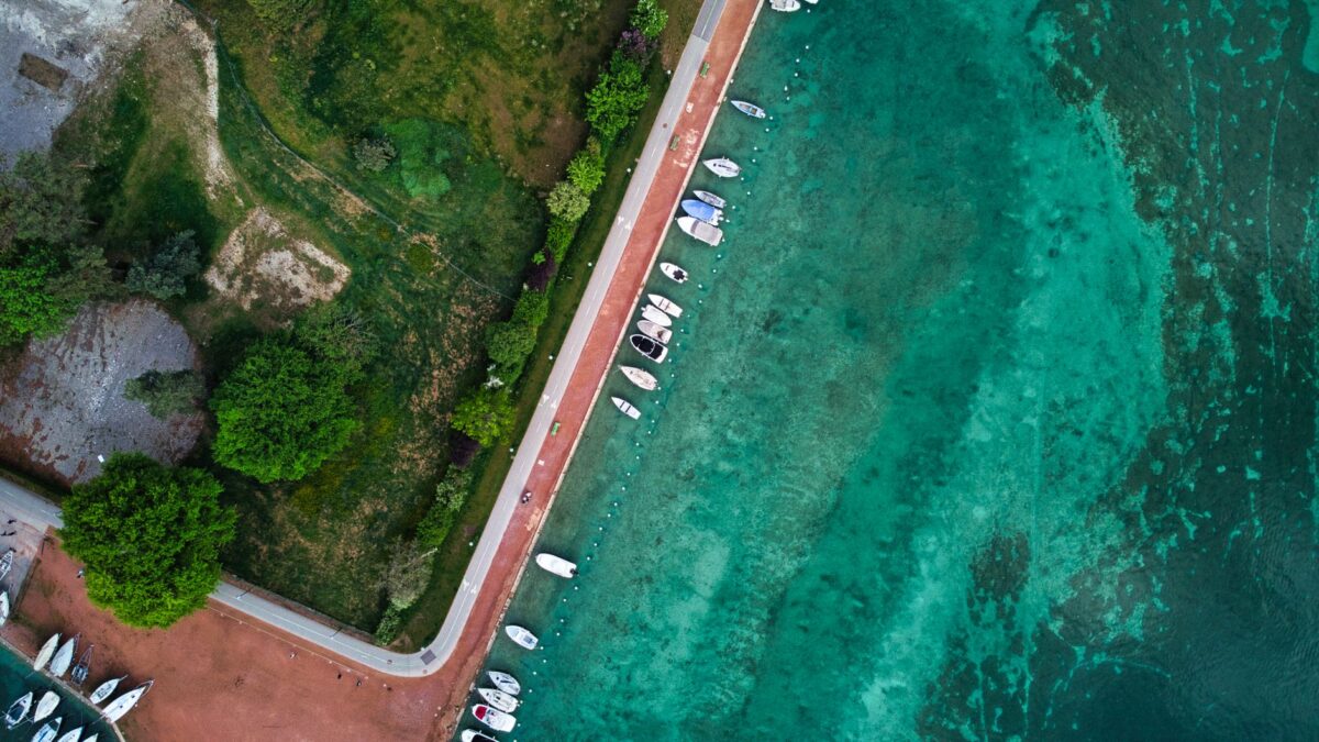 Lac d'Annecy : des archéologues au chevet des villages sur pilotis menacés par la sécheresse